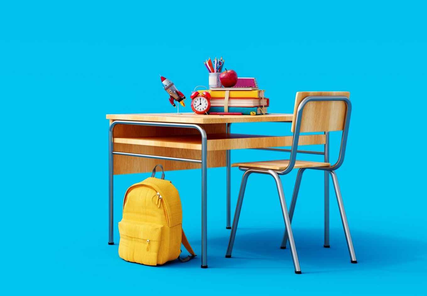 foto van een stoel en tafel in een klas